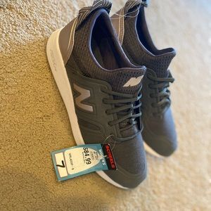 New balance tennis shoes